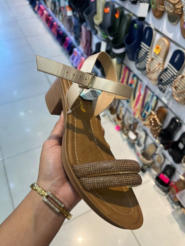 Sandalia de tacón con pulsera al tobillo