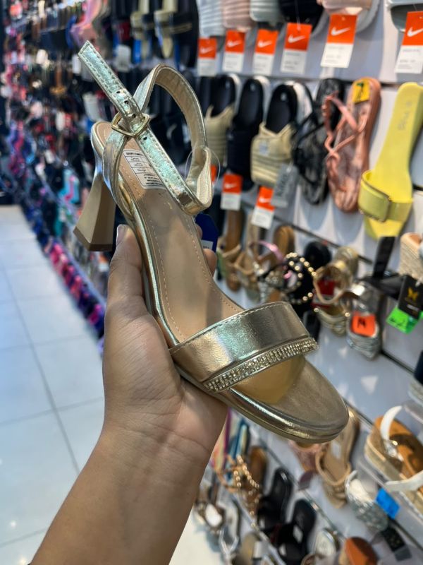 Sandalia de tacón con pulsera al tobillo