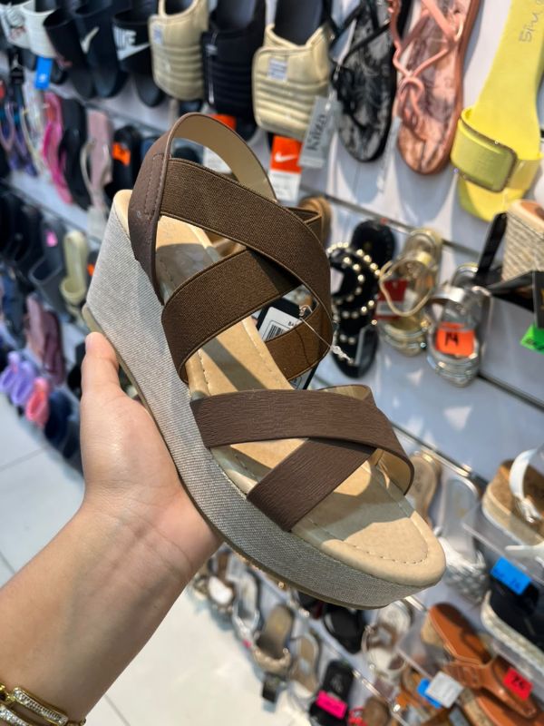 Sandalia de cuña con plataforma