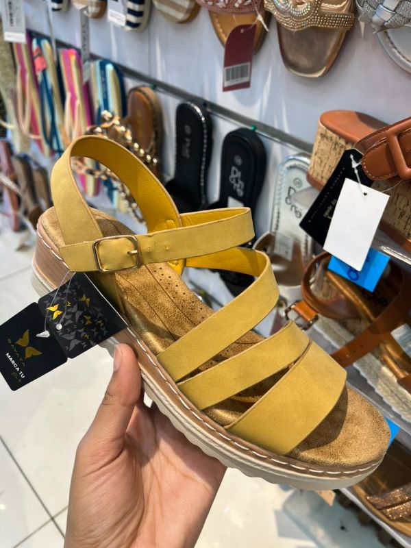 Sandalia de cuña con plataforma