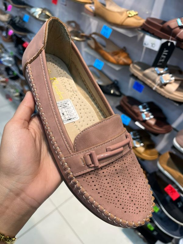 mocasín rosa con hebilla