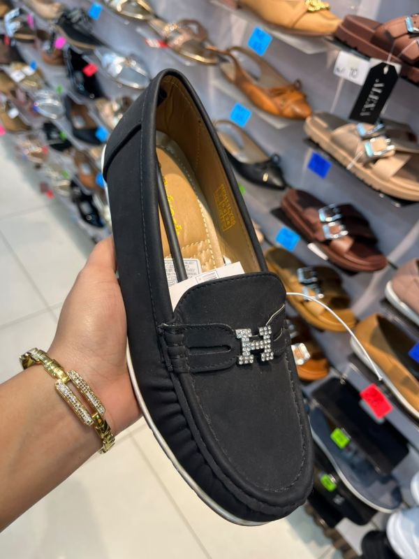 mocasín negro con H