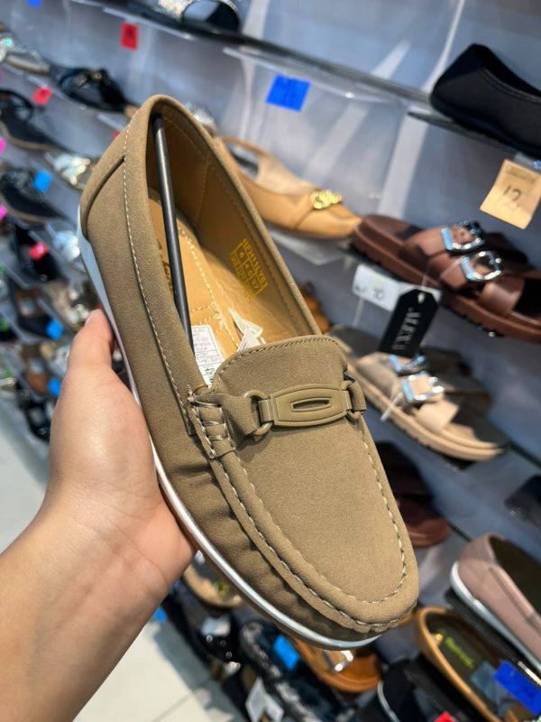 mocasín con hebilla