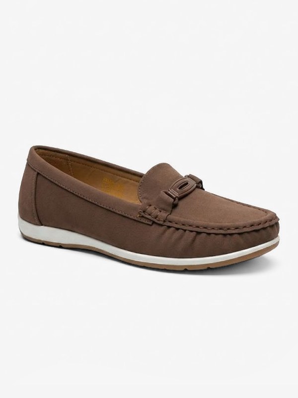 mocasín con hebilla