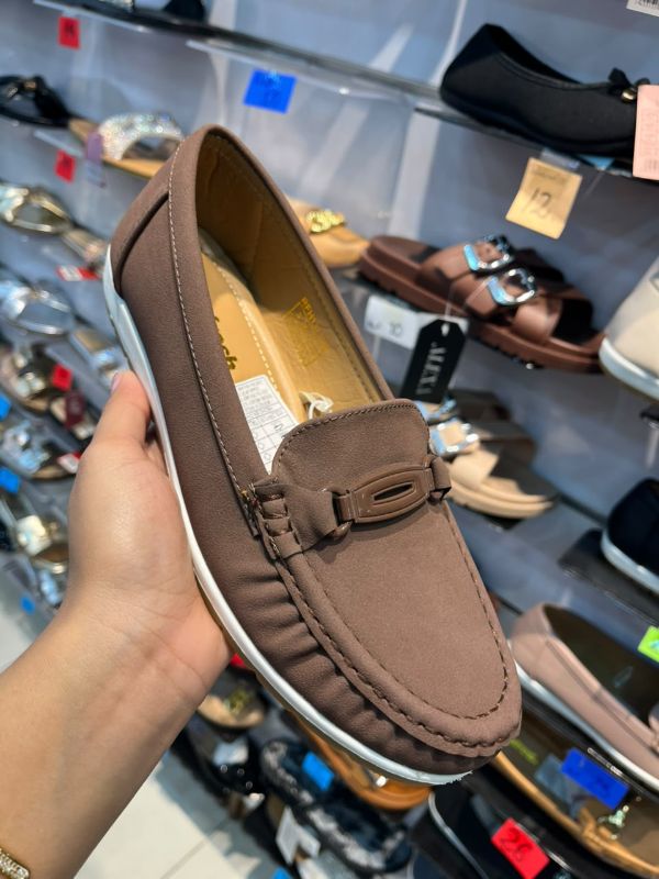 mocasín con hebilla