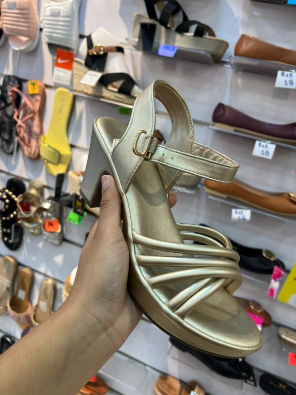 sandalia de tacón ancho con plataforma