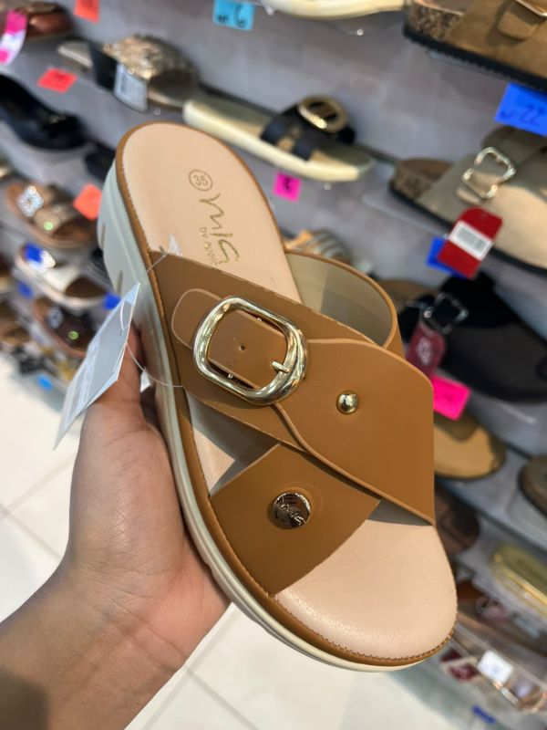 Sandalia con tiras cruzadas