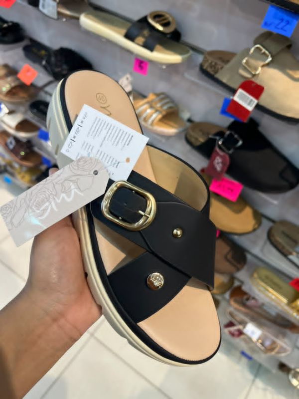 Sandalia con tiras cruzadas
