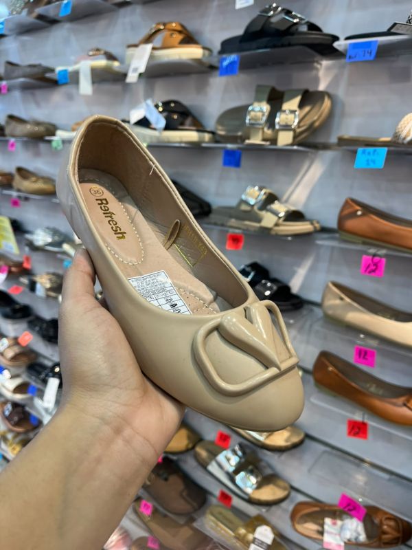 balerinas beige con diseño de V