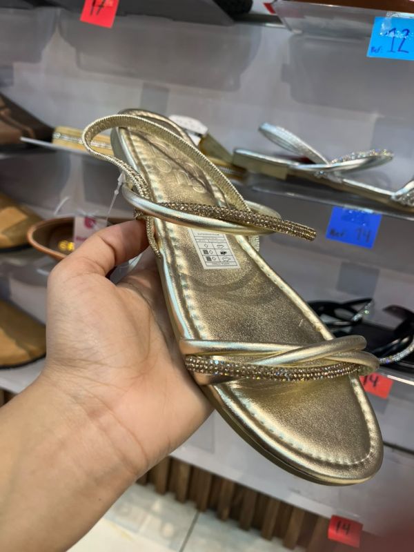 sandalias planas de tiras