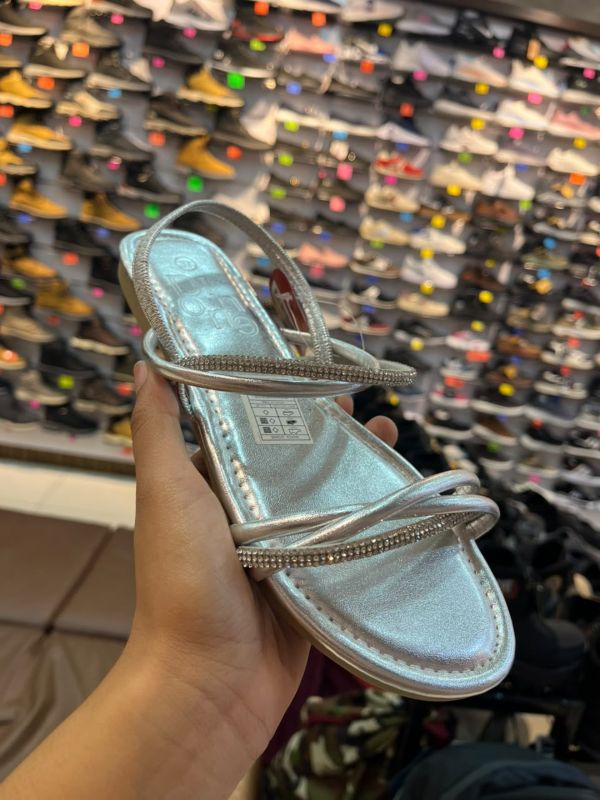 sandalias planas de tiras