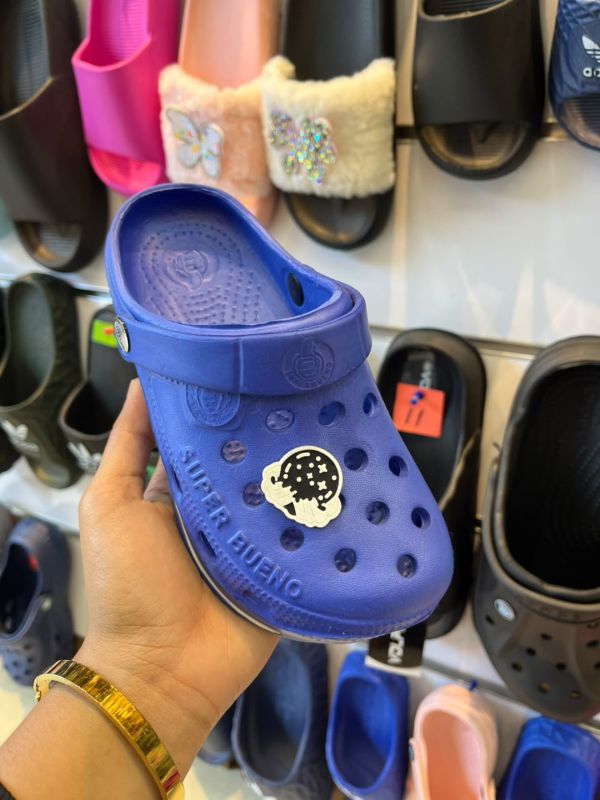 Zuecos de goma super bueno
