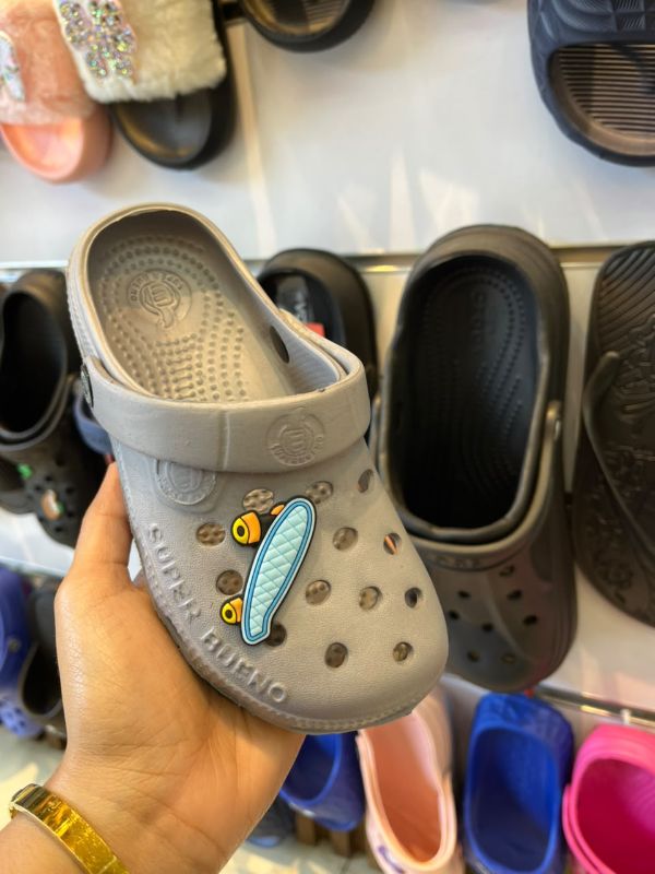 Zuecos de goma super bueno