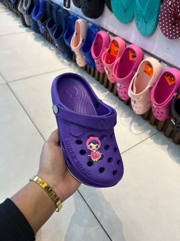 Zuecos de goma super bueno