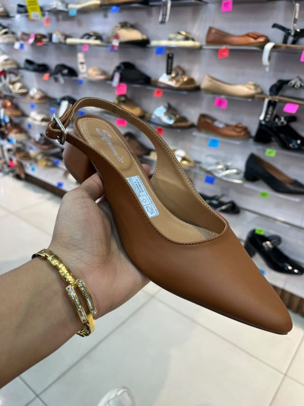 zapato destalonado con tacon de bloque