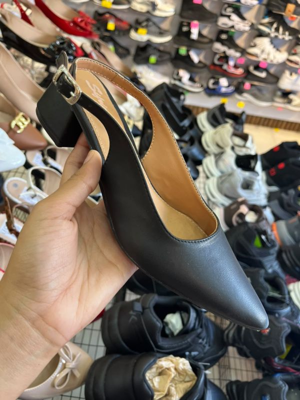 zapato destalonado con tacon de bloque